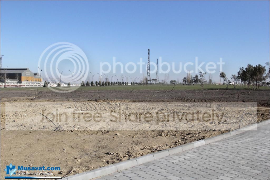 Над нефтяной скважиной возводится парк (ФОТО)