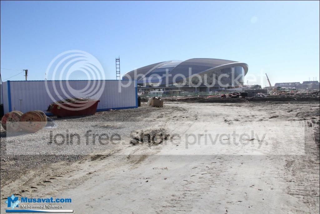 Над нефтяной скважиной возводится парк (ФОТО)