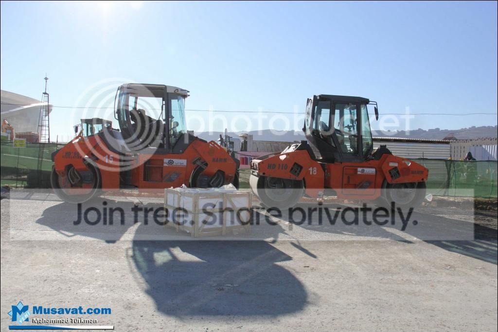 Над нефтяной скважиной возводится парк (ФОТО)